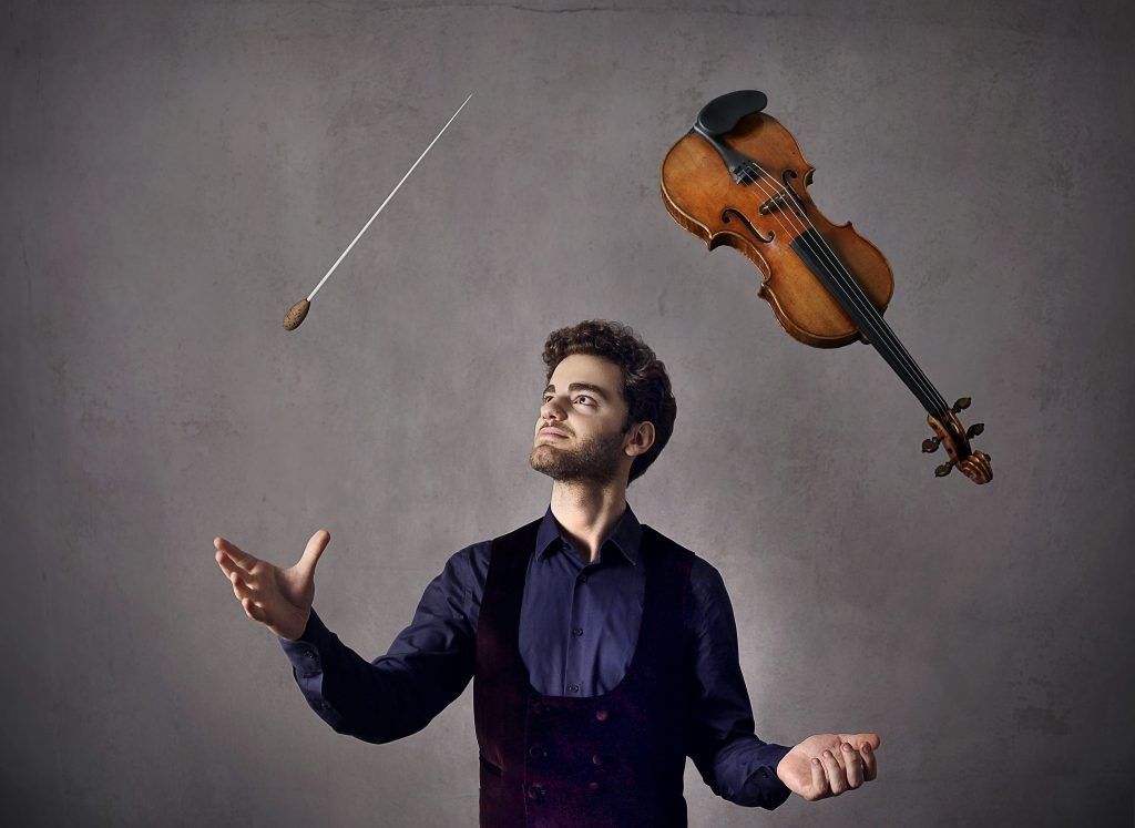 Младият виртуозен цигулар Еманюел Чекнаворян посвещава концерт на баща си в зала "България"
