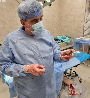 Военни лекари проведоха операция за изваждане на граната ВОГ от тялото на украински войник. СНИМКА: Фейсбук Ганна Маляр
