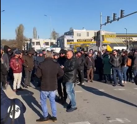 Десетки протестират срещу бавния ремонт на "Брезовско шосе" в Пловдив.