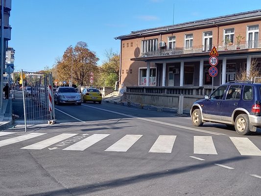 Ограждения спъват трафика и след пускането на движението по ул. “Даме Груев”.