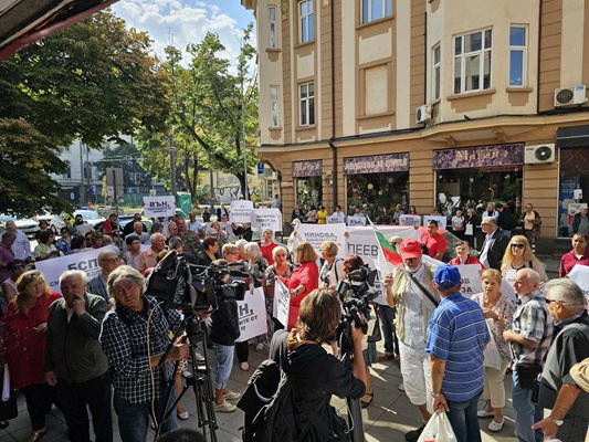 Напрежение пред централа на БСП СНИМКИ: Георги Палейков