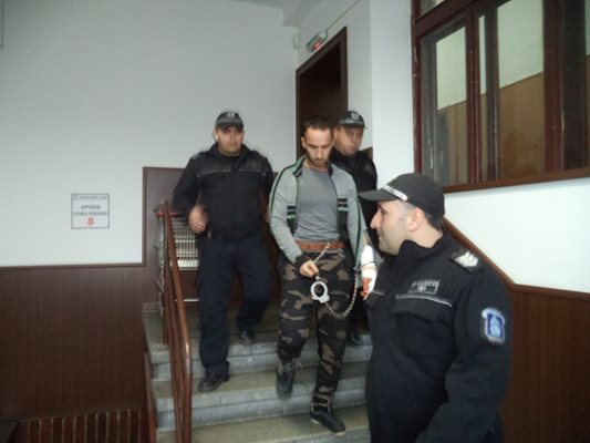 Илиян Рангелов бе доведен в съда от трима охранители СНИМКИ: Анелия Перчева