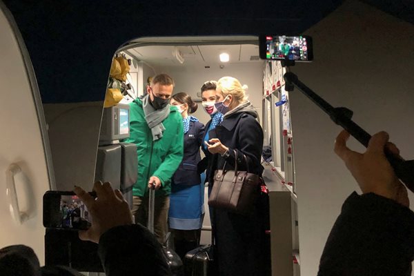 Алексей Навални и съпругата му Юлия пристигат на летището в Москва.

СНИМКИ: РОЙТЕРС
