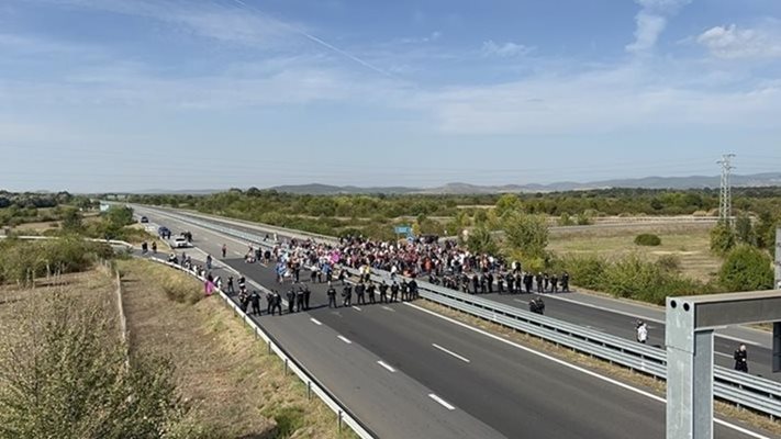 Протестиращите затвориха магистрала "Тракия" на изхода за Стара Загора в двете посоки СНИМКА: Ваньо Стоилов