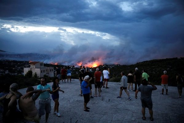 Пожарът край Атина вилнее със страшна сила и взема жертви.  СНИМКИ: Ройтерс