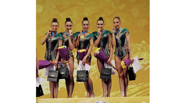 Българският ансамбъл със златните медали на пет обръча