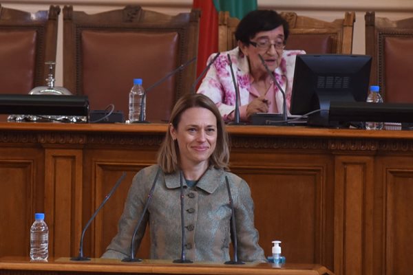 Ива Митева бе избрана с гласовете на ДПС, за да стане отново председател на парламента.