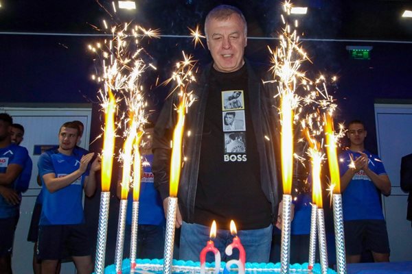 26 април 2022 г. - Наско Сираков празнува 60-ата си годишнина на “Герена” с футболното си семейство “Левски”.
