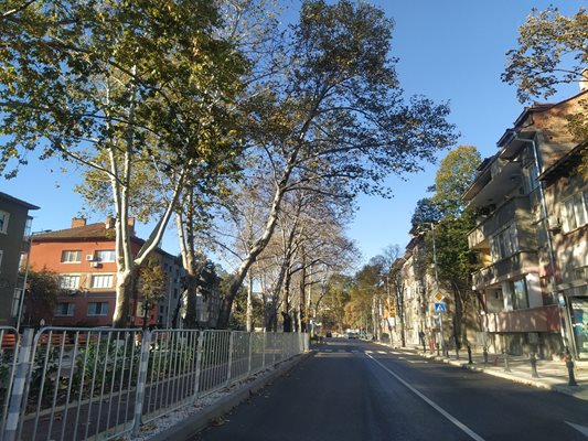 Единственият направен булевард от предишния мандат - "Хаджи Димитър", беше отпушен тези дни и в дясната лента на южното платно вече няма спрели коли.