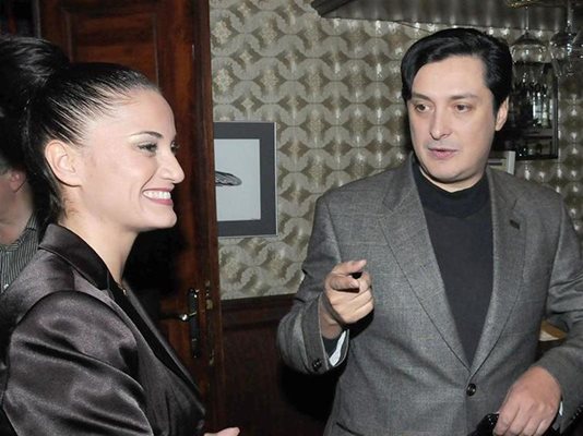 Певецът Васил Петров се появи с мистериозна дама в ресторант “Вратата”, където започна фестивала.