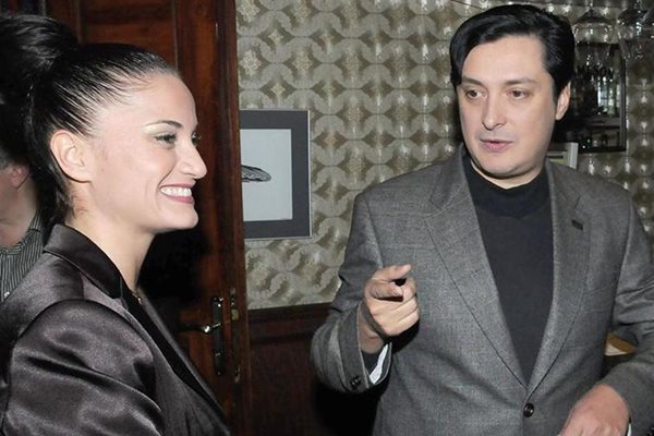 Певецът Васил Петров се появи с мистериозна дама в ресторант “Вратата”, където започна фестивала.