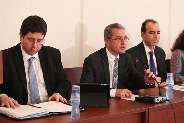 Петър Чобанов и Йордан Цонев по време на вчерашното заседание на комисията.