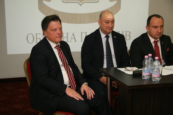 Зам.-кметът Илия Кирчев (вляво) предупреди, че може да има още смени.