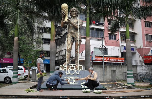 В Калкута (Индия) издигнаха статуя на Диего за поклонение.