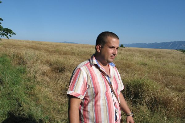 Светослав Илчовски на една от нивите, които обработва в Северна България.

СНИМКА: КАМЕЛИЯ АЛЕКСАНДРОВА