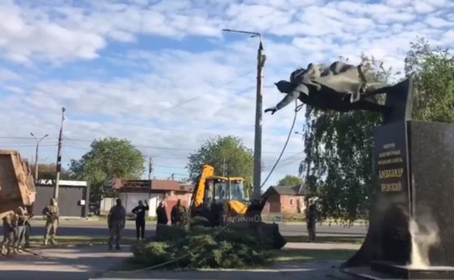 Паметникът на Александър Невски е съборен с камион. Стоп кадър от видео