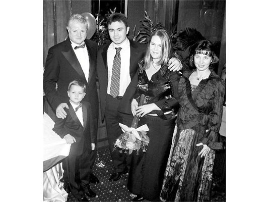 Семейна снимка от 50-ата годишнина на Камен Пенков (вляво). До бившия зам.-министър на вътрешните работи е зет му Светлозар Лазаров. 
СНИМКА: “24 ЧАСА”