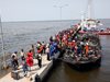 23 загинали и 17 изчезнали при пожар на ферибот в Индонезия (снимки)