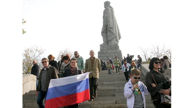 Развяха знамето на Русия.