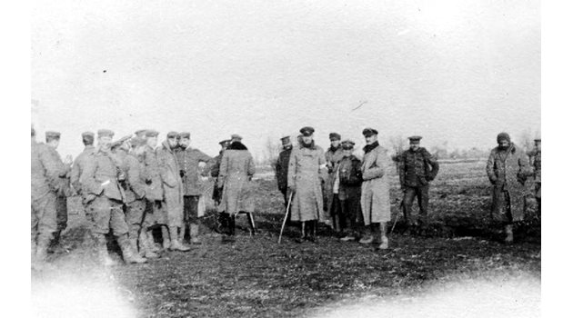 Войници от двете воюващи страни по време на коледното примирие през 1914 г.
