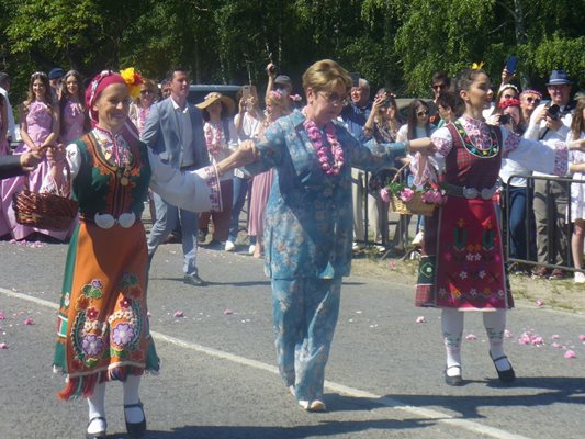 На българското хора се хвана и руският посланик у нас Елеонора Митрофанова.