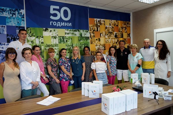 Преслава Иванова (вляво) изрази удовлетворението на екипа на “Мавели”, че са помогнали на децата.