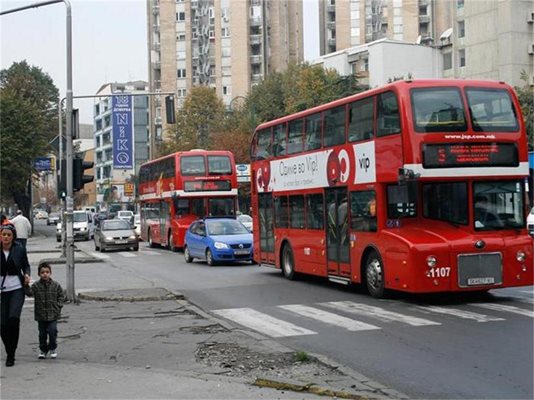 Двуетажните червени автобуси от градския транспорт в Скопие приличат много на лондонските, но са произведени в Китай. Те също са от забележителностите на града, които са обект на шеги сред гражданите. 
СНИМКИ: АВТОРЪТ
