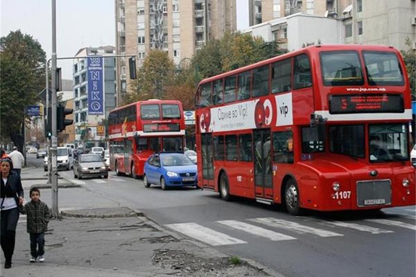 Двуетажните червени автобуси от градския транспорт в Скопие приличат много на лондонските, но са произведени в Китай. Те също са от забележителностите на града, които са обект на шеги сред гражданите. 
СНИМКИ: АВТОРЪТ
