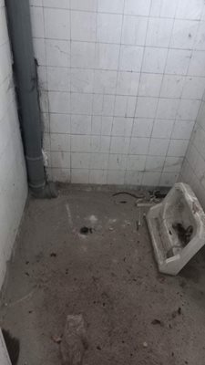 Изпочупени мивки в тоалетната.
