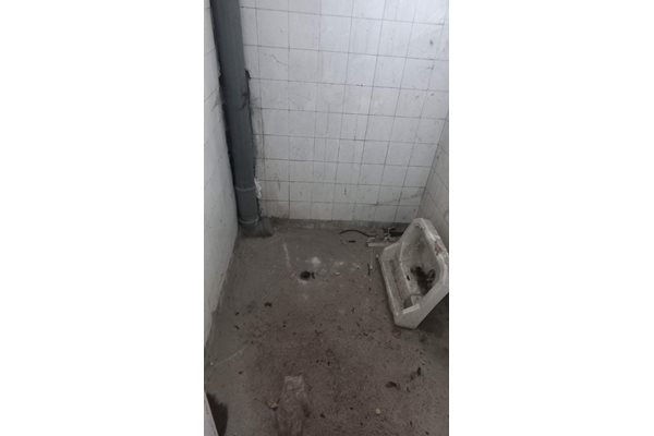 Изпочупени мивки в тоалетната.