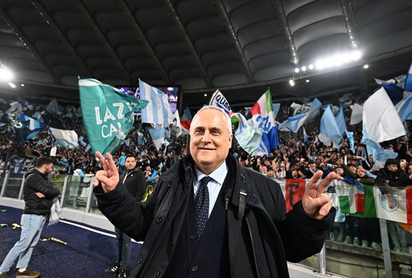 Президентът на "Лацио" Клаудио Лото се радва пред трибуната с ултрасите на отбора след победата с 1:0 над "Рома". Снимка: Ройтерс