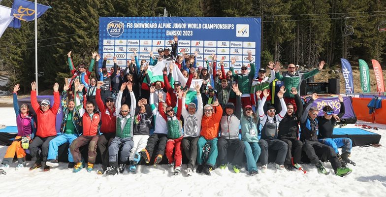 Българският отбор стана №1 на световното по сноуборд до 21 г. в Банско, въпреки че никой от нашите състезатели не е над 18. Националите завършиха първенството с 2 златни и 2 сребърни медала.
СНИМКА: ИВАЙЛО ДОНЧЕВ/БФ СКИ