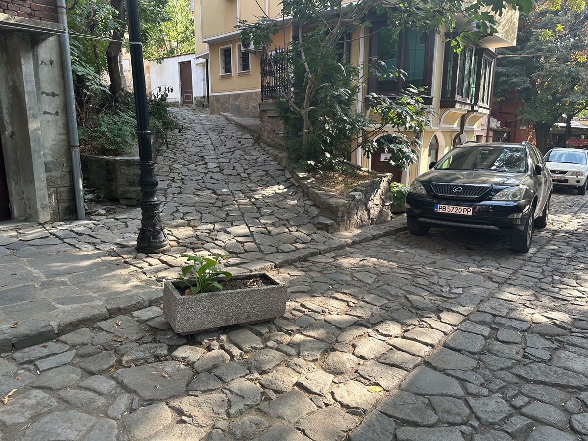 Пловдивчанин бетонира кашпа на улица в Стария град, не искал коли пред къщата си