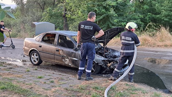 Пожарникарите до изгасения от тях автомобил.