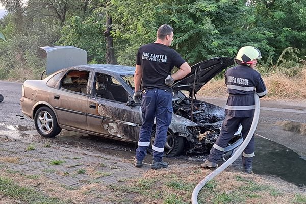 Пожарникарите до изгасения от тях автомобил.