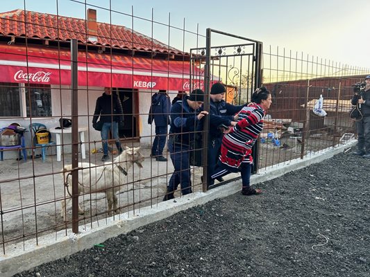 Полицаи извеждат жена, произвеждала т.н. друсан чай.