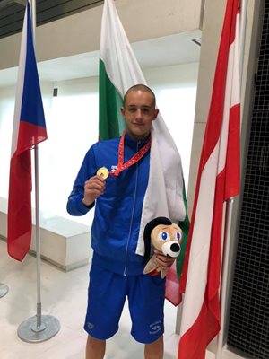 Янчев продължава да печели медали