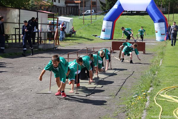 Шест отбора мериха сили в състезанието "Млад огнеборец" в Банско. СНИМКИ: ОБЩИНА БАНСКО