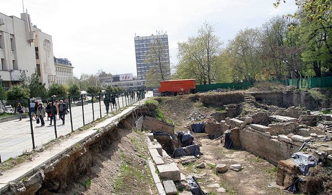 Западната част на Римския форум тъне в бурени. Тя ще бъде интегрирана към новия площад.