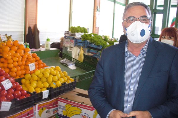 Главният държавен здравен инспектор доц. д-р Ангел Кунчев провери днес пазара в Стара Загора и остана доволен от организацията на работата там, СНИМКИ: Ваньо Стоилов
