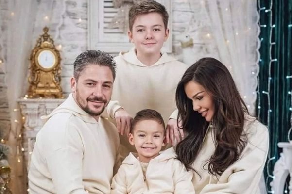 Фолкпевицата Галена заедно със съпруга си и двамата им сина на Коледа СНИМКА: Инстаграм/galena1_inspiration