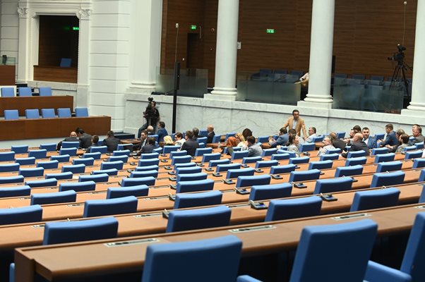 Парламентарната група на ПП-ДБ в пленарна зала

СНИМКИ: 24 ЧАСА