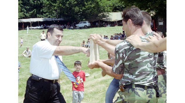 2003 година - току що получил званието генерал, Тончо Михайлов показва уменията си в източните бойни изкуства.