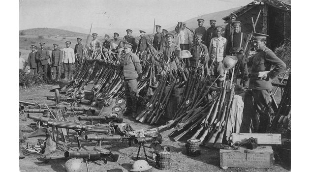Войници от 34-ти пехотен Троянски полк, с трофеи от пленено британско въоръжение при Дойран през лятото на 1917 г.