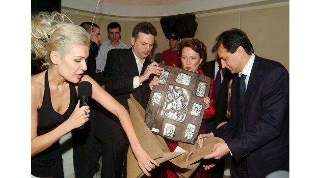2005 г. - Гала, Николай Дойнов, Силва Зурлева и Георгиус Зоис - тогавашният шеф на Нова тв, която по онова време е собственост на гръцката компания "Антена". Всички те са на новогодишен купон с екипа на медията.