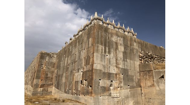 Останки от крепостните стени на двореца в Персеполис