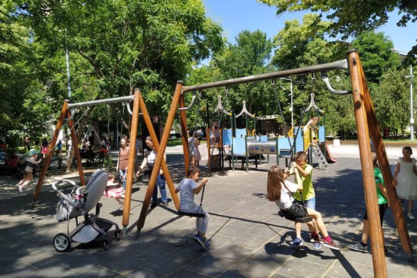 Детската площадка в парк "Каменица".