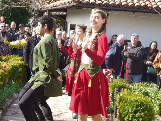 Самодейци от фолклорен арменски танцов състав от Пловдив също участваха със свое изпълнение в тържеството.
Снимка: Ваньо Стоилов