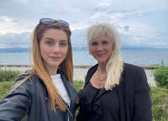 Виктория Готева с майка си Златка на морето
СНИМКА: ЛИЧЕН ПРОФИЛ ВЪВ ФЕЙСБУК