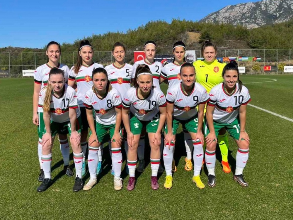 Девическият национален отбор по футбол пак загуби от Румъния